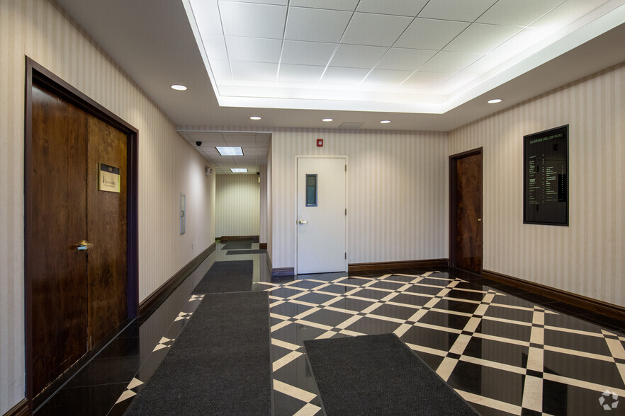 560 Broadhollow Rd, Melville, NY for lease - Lobby - Image 2 of 3