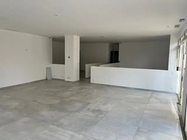 Retail in Antibes for lease - Interior Photo - Image 2 of 5