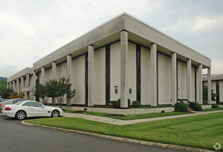 3130 Chaparral Dr, Roanoke, VA 24018