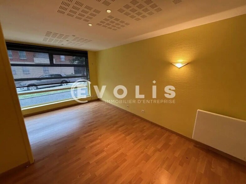 Office in Amiens for lease - Interior Photo - Image 2 of 6