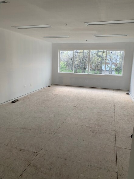 167 N Greenleaf St, Gurnee, IL for sale - Interior Photo - Image 2 of 6