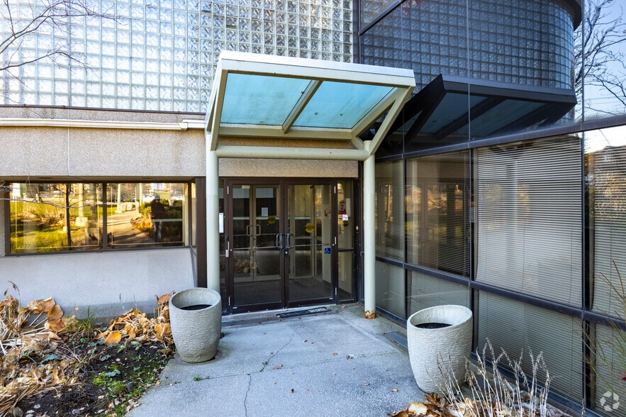 1120 Birchmount Rd, Toronto, ON for lease - Building Photo - Image 3 of 4