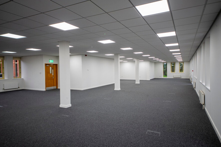 Crewe Rd, Manchester for lease - Building Photo - Image 3 of 8