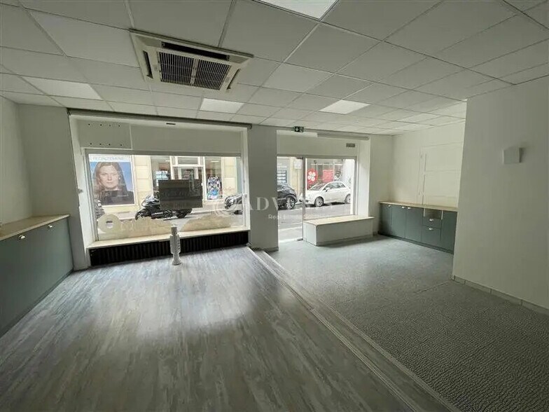 Retail in Orléans for lease - Building Photo - Image 3 of 9