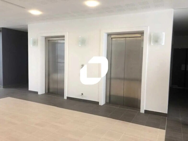 Office in SAINT-OUEN-L'AUMONE for lease - Lobby - Image 2 of 7