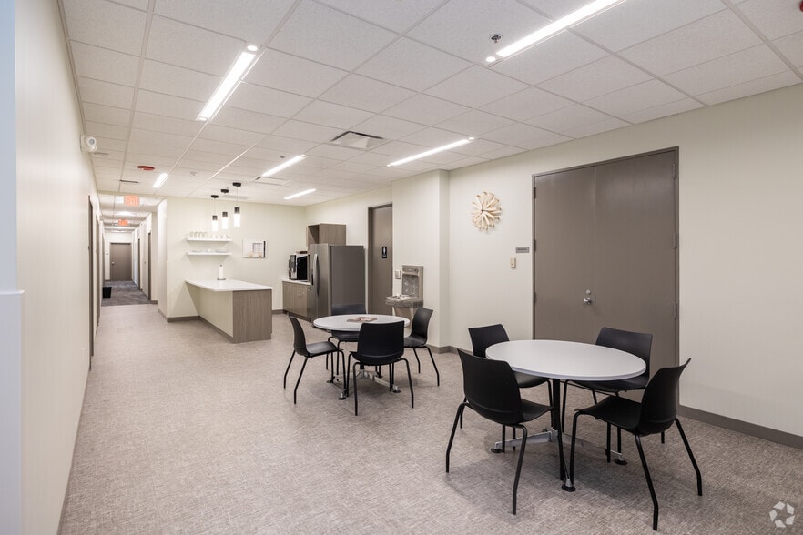 110 E Wayne St, Fort Wayne, IN for lease - Interior Photo - Image 2 of 22