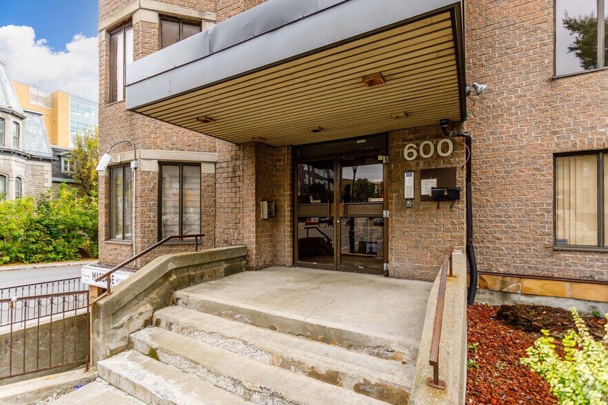 600 Rue Sherbrooke E E, Montréal, QC for lease - Building Photo - Image 3 of 6