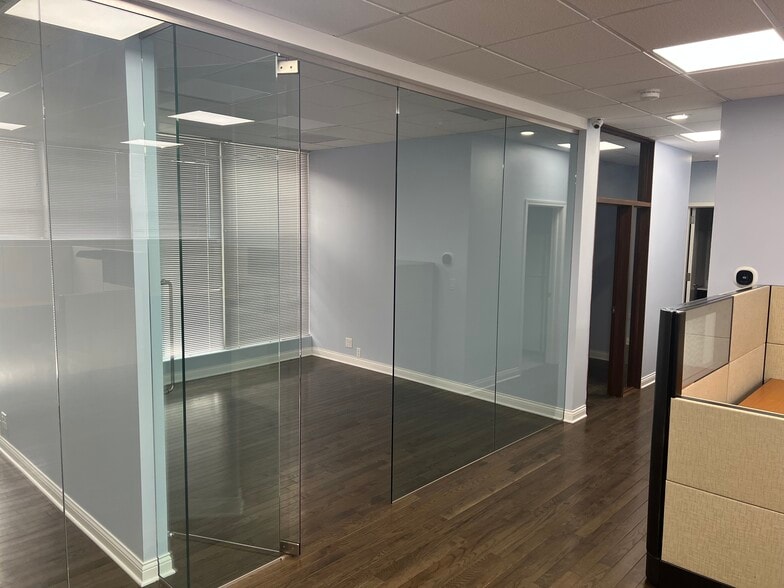 710 Higgins Rd, Park Ridge, IL for lease - Interior Photo - Image 3 of 20