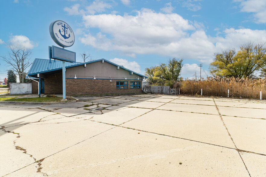 240 N River Rd, Mount Clemens, MI for sale - Building Photo - Image 2 of 9