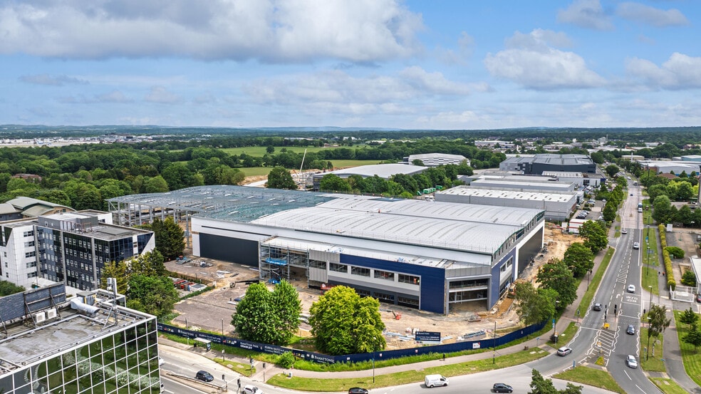 Fleming Way, Crawley for lease - Building Photo - Image 2 of 6