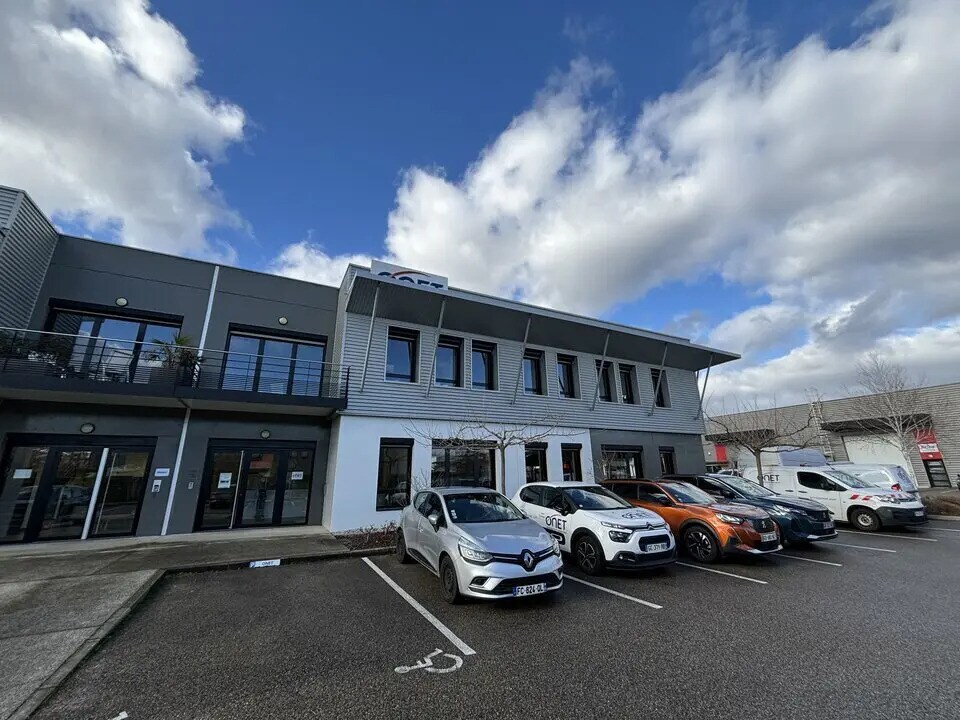 Location Bureaux 598 m² - Photo 1