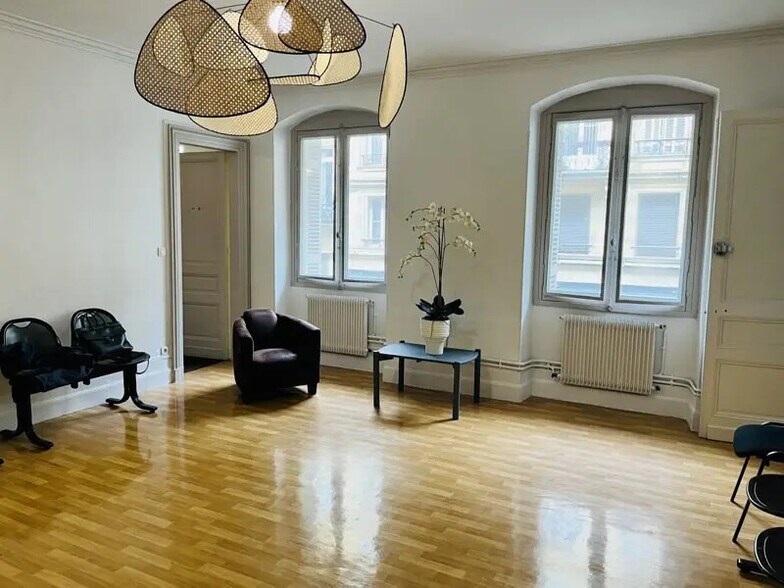 Office in Bordeaux for sale - Interior Photo - Image 1 of 6
