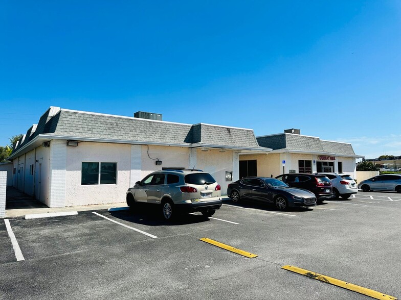 1100 Colonnades Dr, Fort Pierce, FL for lease - Building Photo - Image 2 of 8