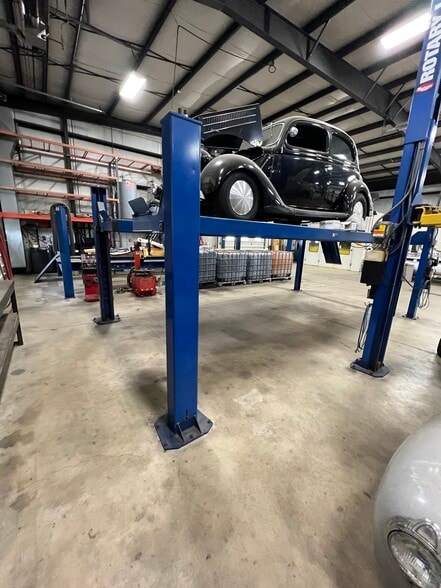 2501 Runway Dr, Waupaca, WI for sale - Interior Photo - Image 3 of 13