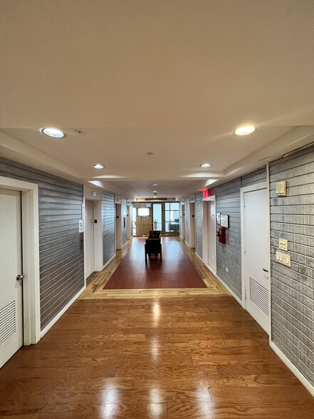 131 W 33rd St, New York, NY for lease - Lobby - Image 1 of 15