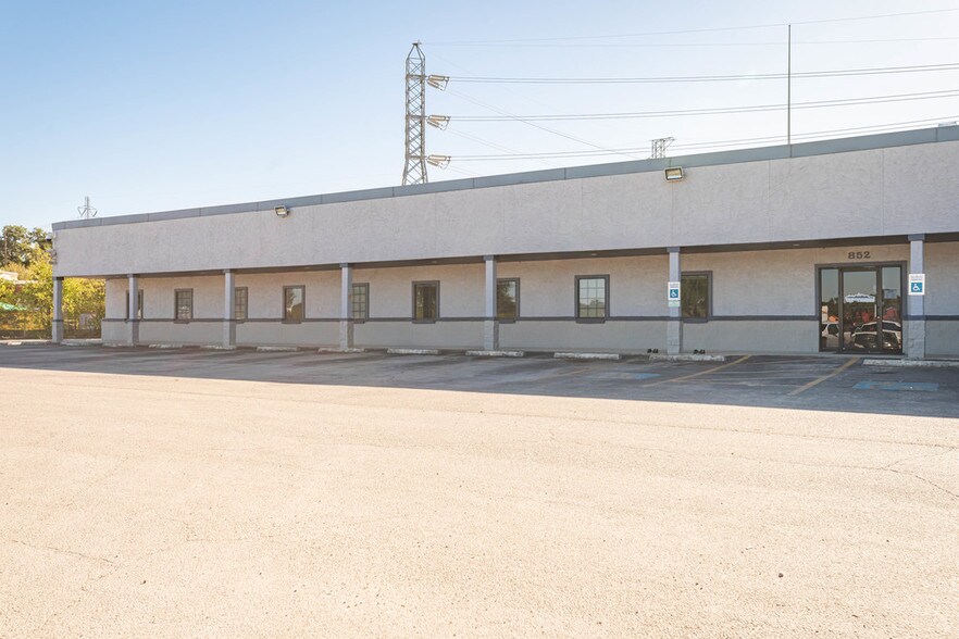 852-858 W Rhapsody Dr, San Antonio, TX for lease - Main - Image 1 of 3