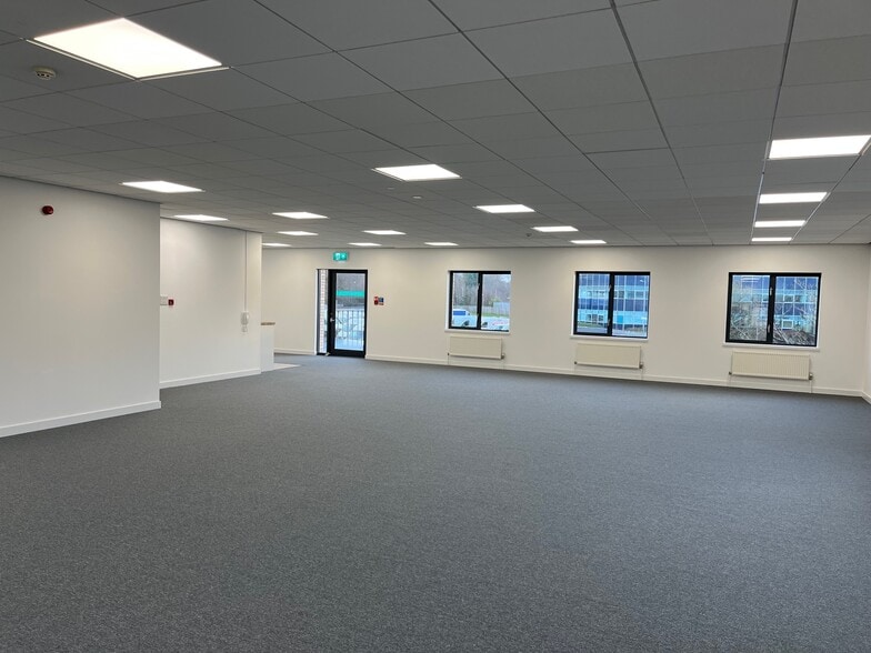 341 Springhill Pky, Baillieston for lease - Interior Photo - Image 2 of 3