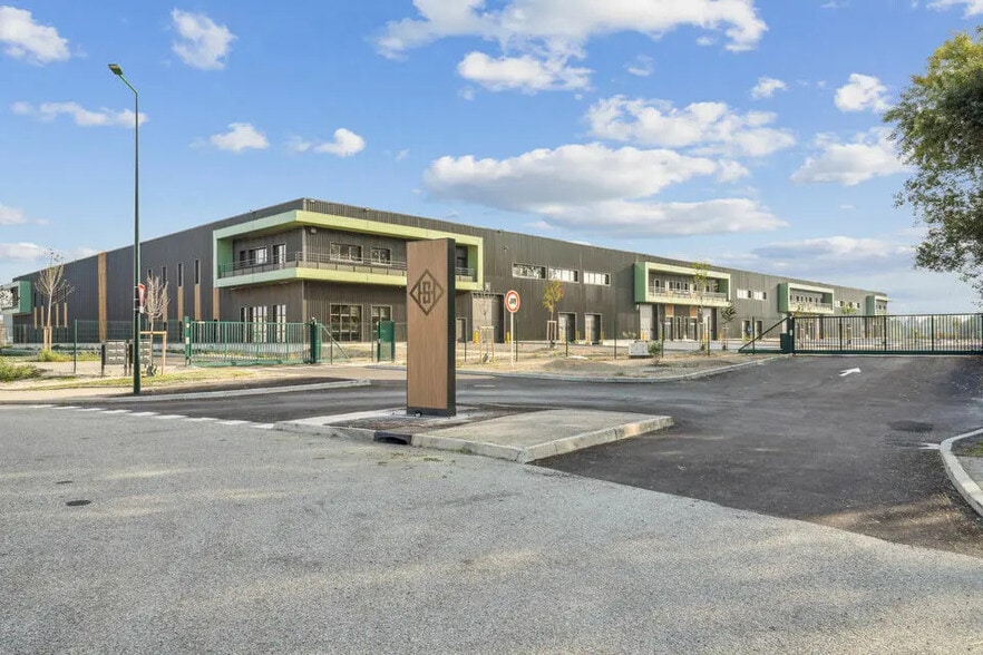 Industrial in Graveson for lease - Building Photo - Image 2 of 14