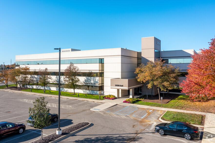 34505 W 12 Mile Rd, Farmington Hills, MI for lease - Building Photo - Image 1 of 7