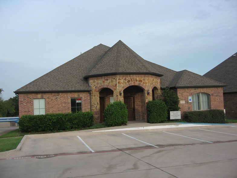 2205 Martin Dr, Bedford, TX for sale - Primary Photo - Image 1 of 1