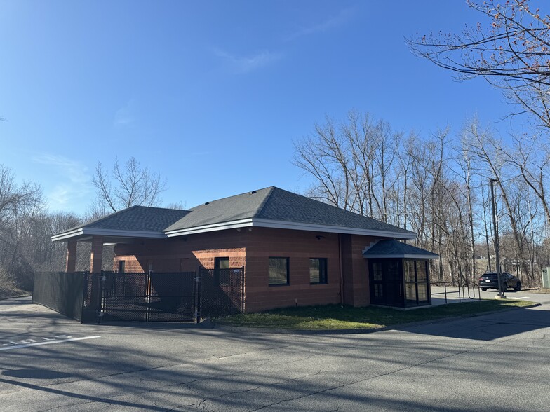 85 University Dr, Amherst, MA for lease - Building Photo - Image 2 of 8