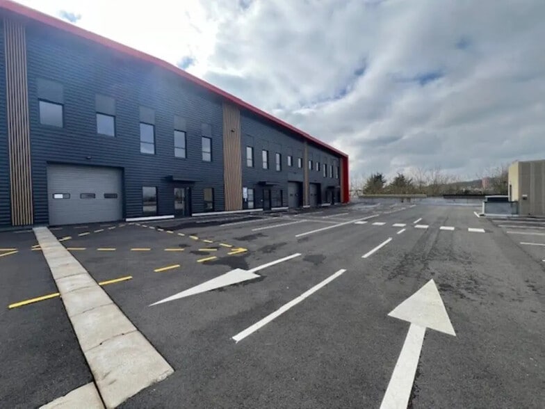 Flex in Élancourt for lease - Building Photo - Image 2 of 13