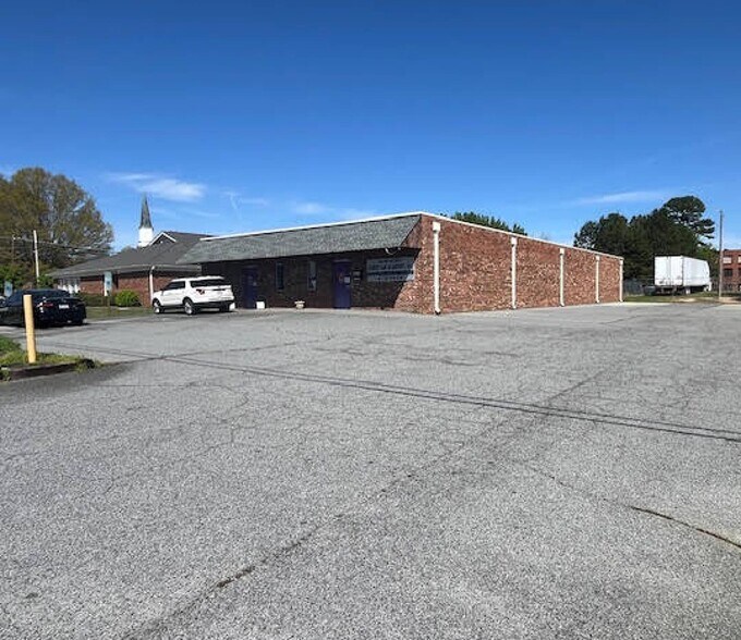 105 Pineywood St, Thomasville, NC for sale - Building Photo - Image 2 of 15