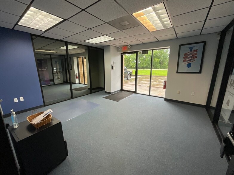 1111 Anchor Rd, Angleton, TX for sale - Building Photo - Image 2 of 10