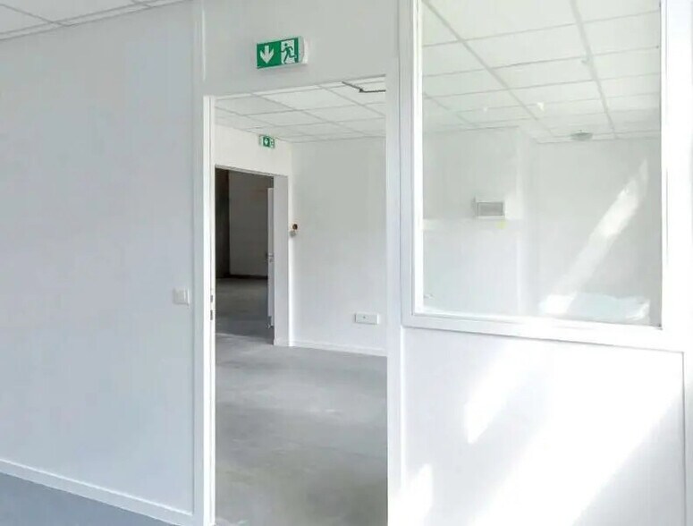 Office in Lyon for lease - Interior Photo - Image 3 of 4