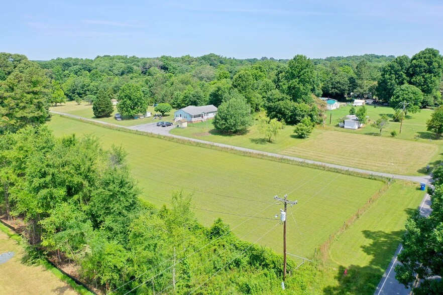 5731 Julian Airport Rd, Liberty, NC for sale - Primary Photo - Image 1 of 9