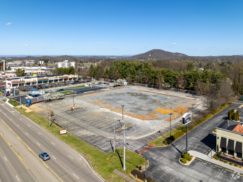 1910 N Roan St, Johnson City, TN for lease - Building Photo - Image 1 of 14