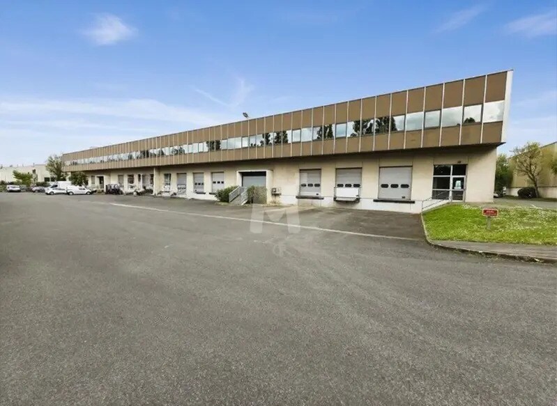 Flex in Wissous for lease Building Photo- Image 1 of 6
