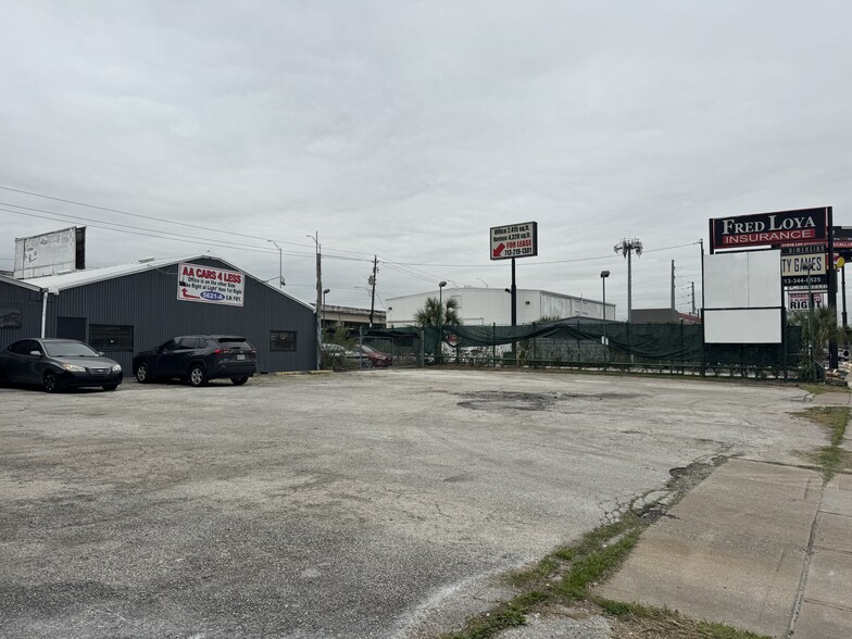 5617-5626 Southwest Fwy, Houston, TX for lease - Building Photo - Image 3 of 19