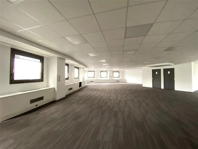 Office in La Garenne-Colombes for lease Interior Photo- Image 1 of 1