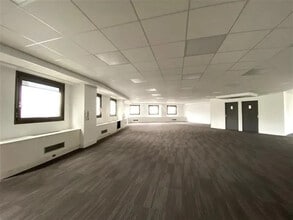 Office in La Garenne-Colombes for lease Interior Photo- Image 1 of 1
