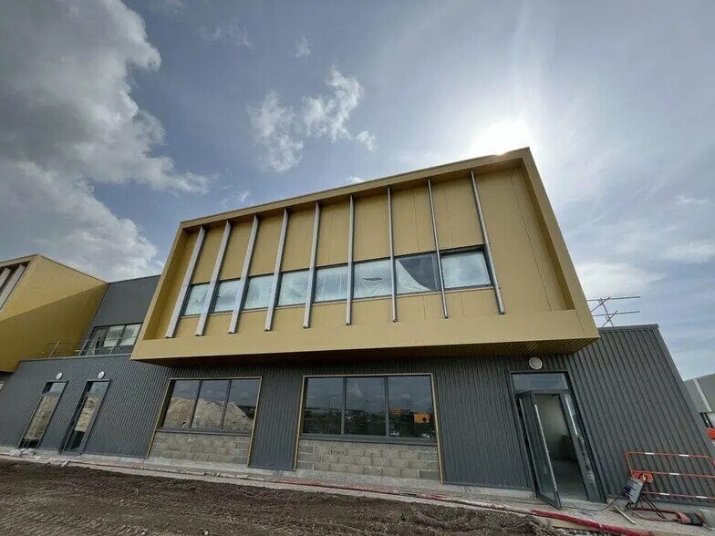 Flex in Reims for lease - Building Photo - Image 2 of 8