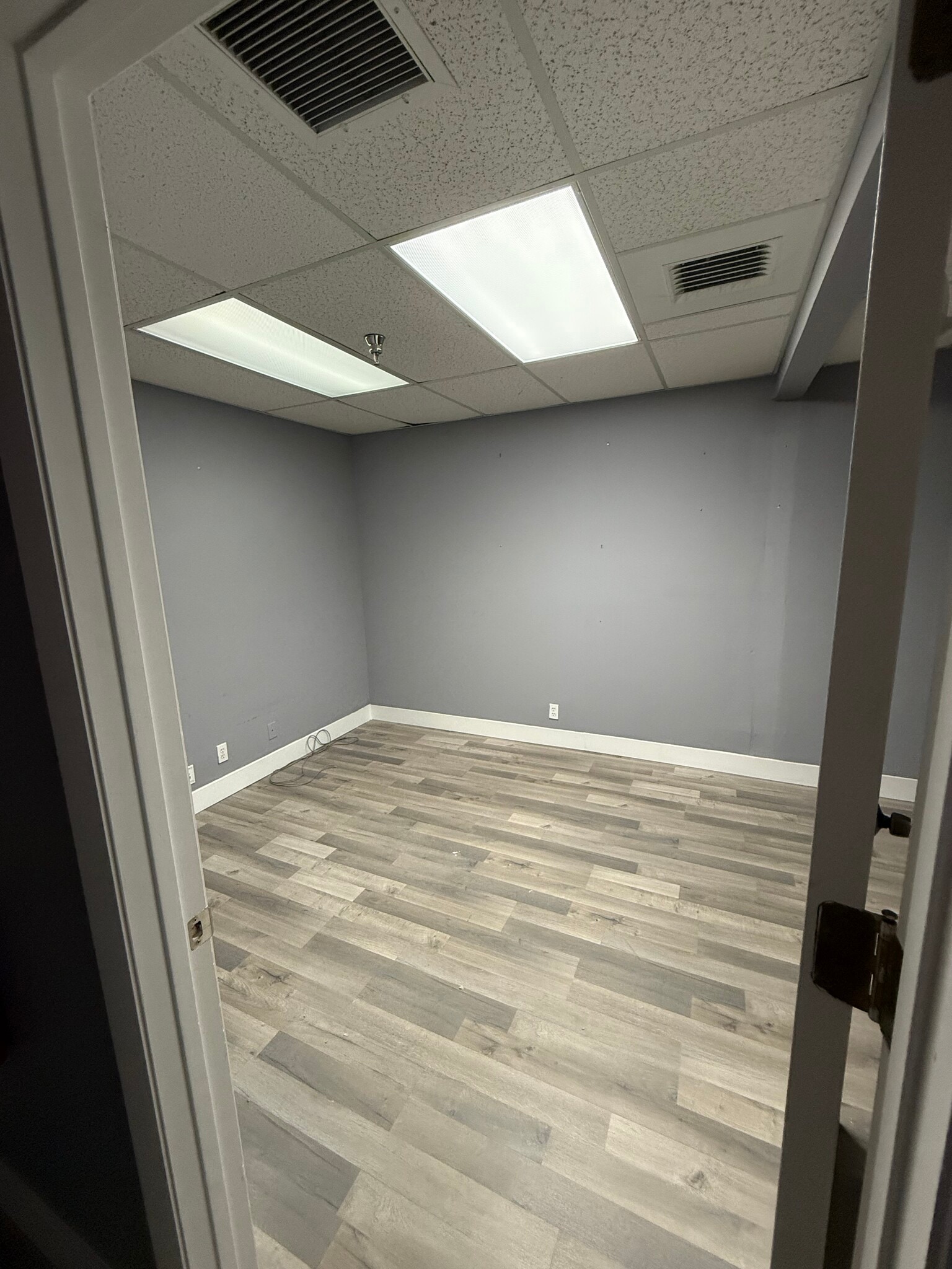 1720 E Tiffany Dr, West Palm Beach, FL for lease Interior Photo- Image 1 of 15