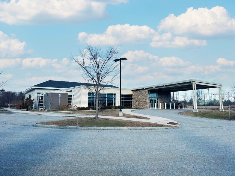 13 Healthcare Dr, Rochester, NH for lease - Building Photo - Image 1 of 5