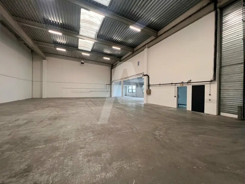 Flex in Ivry-sur-Seine for lease - Interior Photo - Image 2 of 5