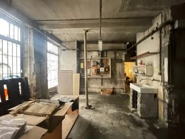 Flex in Paris for lease - Interior Photo - Image 2 of 2