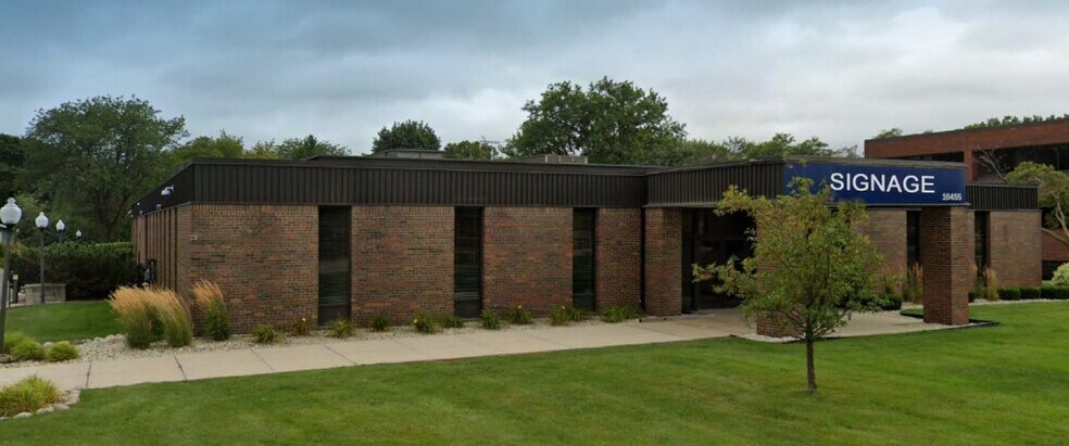 16455 W Bluemound Rd, Brookfield, WI for sale - Building Photo - Image 1 of 1