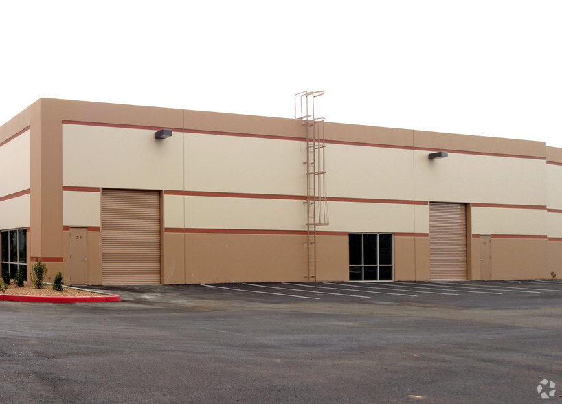 720 S Rochester, Ontario, CA for lease - Building Photo - Image 2 of 7