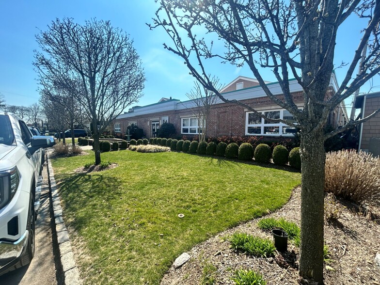 100 Frank Rd, Hicksville, NY for lease - Building Photo - Image 1 of 4