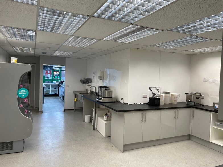 56 Market St, Eastleigh for lease - Building Photo - Image 3 of 3