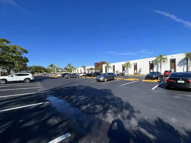 8333 W McNab Rd, Tamarac, FL for lease - Building Photo - Image 3 of 10