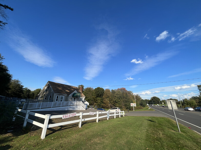 130 Meriden Rd, Middlefield, CT for sale - Primary Photo - Image 1 of 9