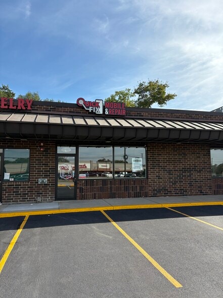 925-929 S York St, Elmhurst, IL for lease - Building Photo - Image 2 of 12