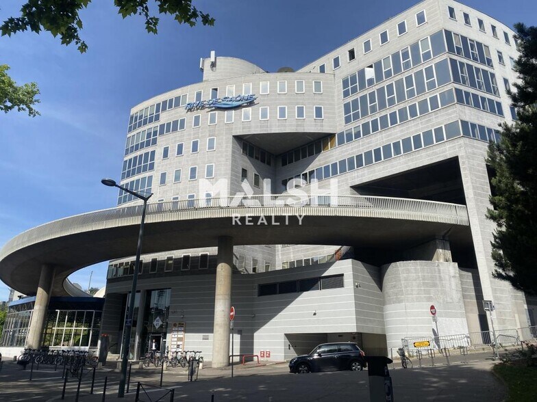 Office in Lyon for lease - Building Photo - Image 1 of 11
