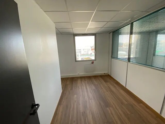 Office in Pantin for lease - Building Photo - Image 3 of 6