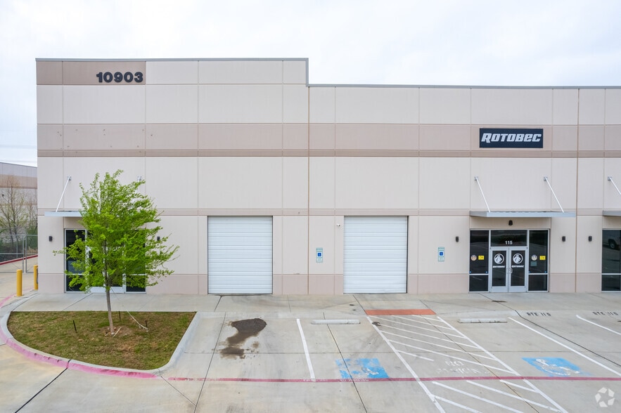 10903 Shady Trl, Dallas, TX for lease - Building Photo - Image 2 of 14